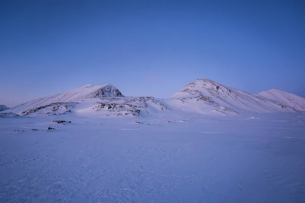 Фото Видом Снежную Вершину Облаками Красивым Закатом — стоковое фото