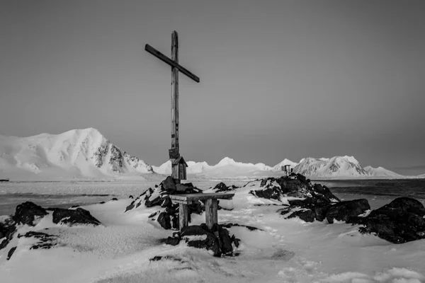 Вид Хрест Скелястому Узбережжі Скандинавського Океану Горою — стокове фото