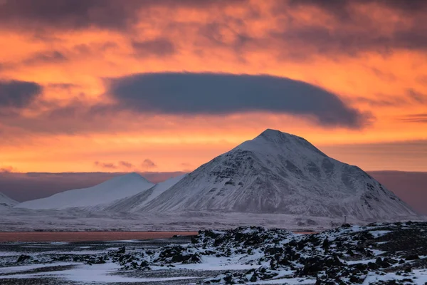 Niesamowity Kolorowy Zachód Słońca Nad Śnieżnym Zimnym Lodowatym Krajobrazem — Zdjęcie stockowe