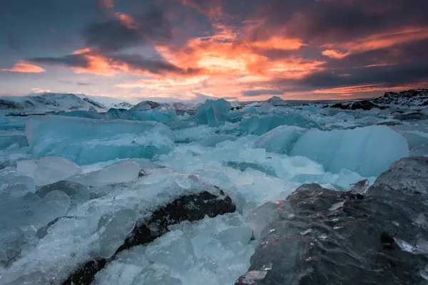 Úžasný Barevný Západ Slunce Nad Zasněženou Chladnou Ledovou Krajinou — Stock fotografie