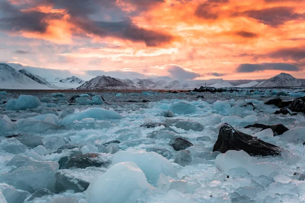 Increíble Puesta Sol Colorida Sobre Frío Nevado Paisaje Helado —  Fotos de Stock