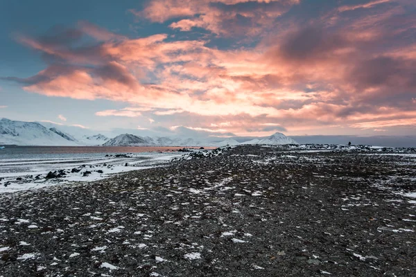 Verbazingwekkende Kleurrijke Zonsondergang Boven Besneeuwde Koude Ijzige Landschap — Stockfoto