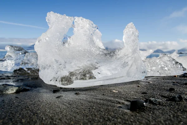 Photo Rapprochée Bloc Glace Sur Rivage Sable — Photo