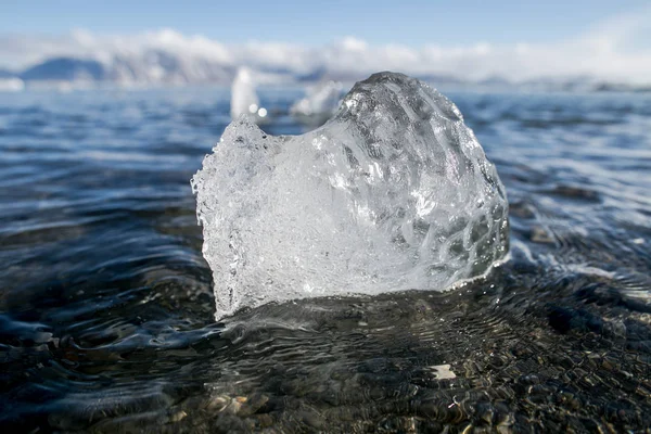 Close Schilderstuk Van Een Ijsblok Een Zandstrand — Stockfoto