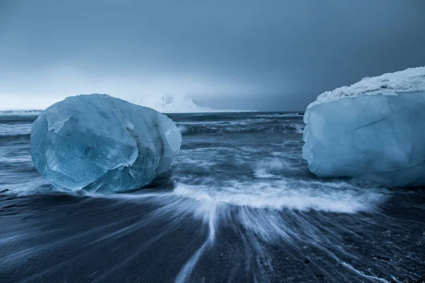 Blick Auf Ein Wasser Von Einem Ufer Mit Eisblöcken — Stockfoto