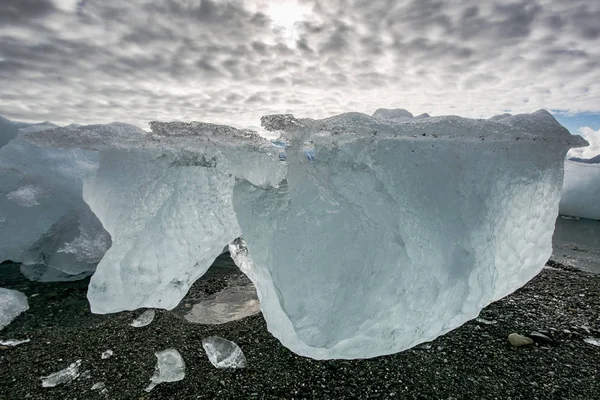 大きな氷塊を持つ冷たい海岸からの水の上で見る — ストック写真