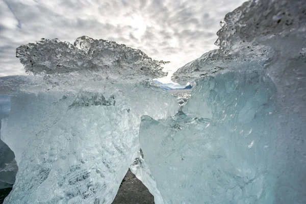 大きな氷塊を持つ冷たい海岸からの水の上で見る — ストック写真