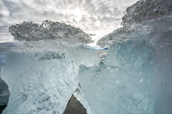 Vista Uma Água Uma Costa Fria Com Grandes Blocos Gelo — Fotografia de Stock