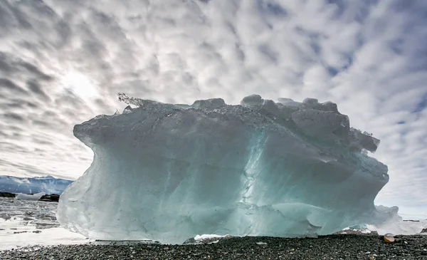 Vista Uma Água Uma Costa Fria Com Grandes Blocos Gelo — Fotografia de Stock