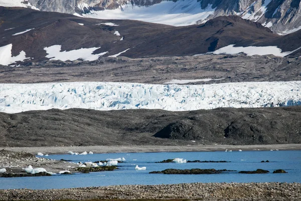 Blick Von Einem Vereisten Ufer Auf Wasser Und Berg — Stockfoto