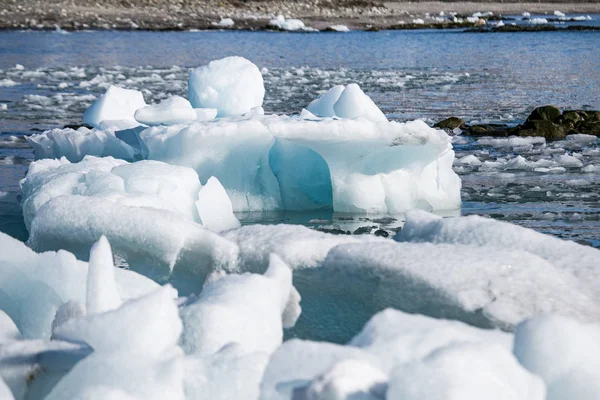Widok Wodę Zimnego Brzegu Dużymi Blokami Lodu — Zdjęcie stockowe