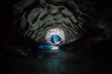 Bir buz mağarasında çekilen karmaşık bir fotoğraf.