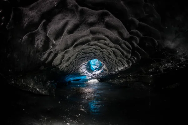 氷の洞窟の中の写真 — ストック写真