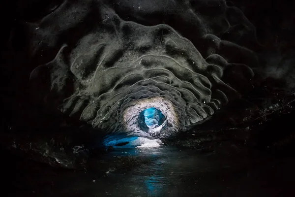 氷の洞窟の中の写真 — ストック写真