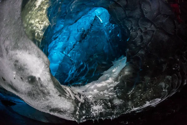 氷の洞窟からの氷の結晶の写真を閉じる — ストック写真