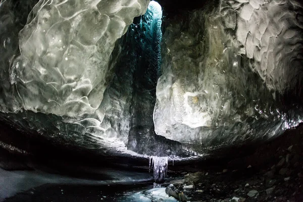Bir buz mağarasında çekilen karmaşık bir fotoğraf.