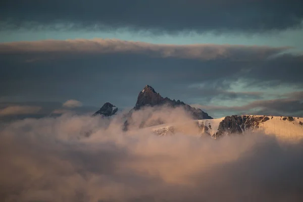 Lélegzetelállító Kilátás Hegyekre Gyönyörű Levegős Felhőkkel — Stock Fotó