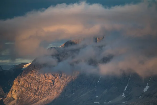 Дивовижний Вид Гори Красивими Повітряними Хмарами — стокове фото