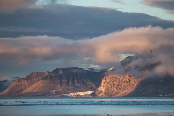 Impresionante Vista Las Montañas Con Hermosas Nubes Aireadas —  Fotos de Stock