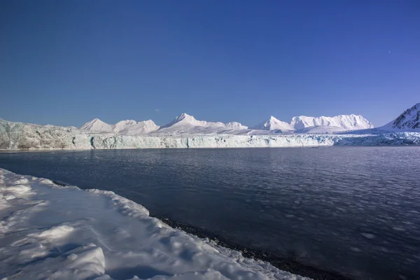 Photo Snowy Frozen Sea Shore Ice Stones — Stock Photo, Image