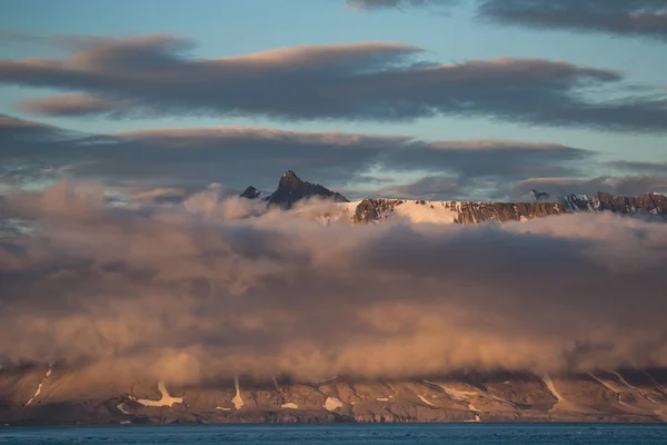 Foto Van Berglandschap Met Prachtige Wolken — Stockfoto