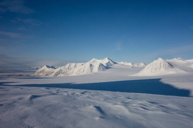 Soğuk ama güzel sonsuz karlı tepelerin fotoğrafı.