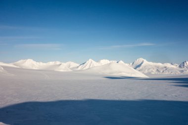 Soğuk ama güzel sonsuz karlı tepelerin fotoğrafı.