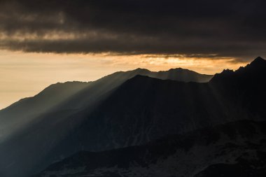 Güzel bulutlarla dağların nefes kesici manzarası
