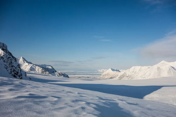 춥지만 아름다운 눈덮인 언덕들의 — 스톡 사진