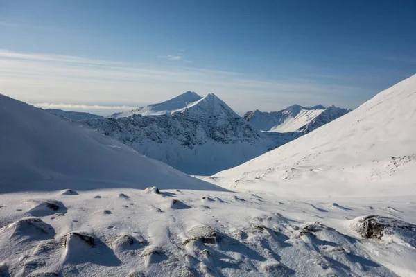 Soğuk ama güzel sonsuz karlı tepelerin fotoğrafı.