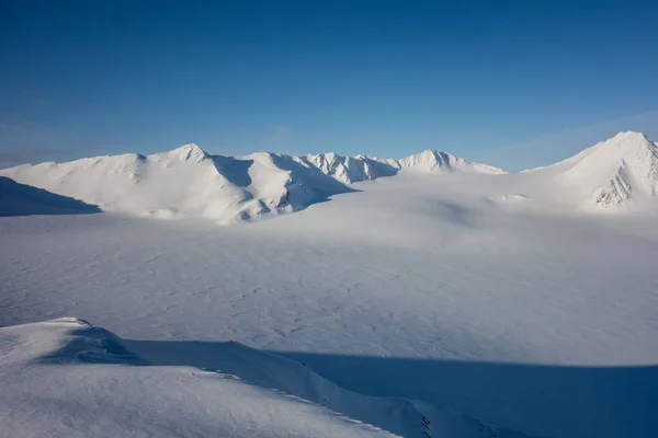 Foto Van Koude Maar Mooie Eindeloze Besneeuwde Heuvels — Stockfoto