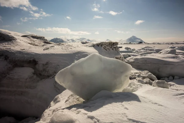 Foto Snöiga Frusna Havet Strand Med Och Stenar — Stockfoto