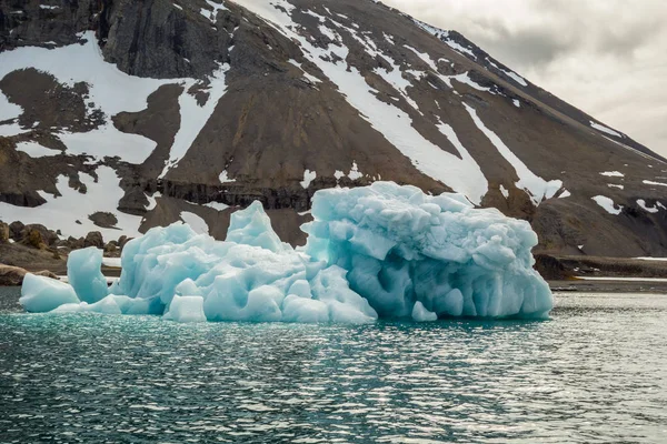 Ghiacciato Montagne Innevate Acqua — Foto Stock