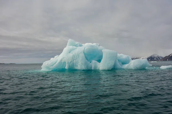 Μικρό Παγόβουνο Επιπλέει Αρκτικό Κρύο Νερό — Φωτογραφία Αρχείου