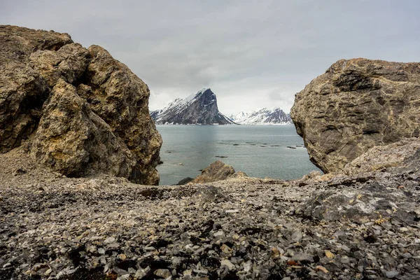 Uitzicht Een Water Vanaf Een Rotsachtige Kust — Stockfoto