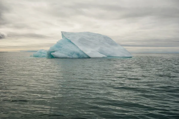 Piccolo Iceberg Galleggiante Acqua Fredda Artica — Foto Stock