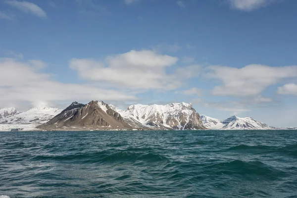 Eisige Schneebedeckte Berge Und Wasser — Stockfoto