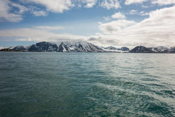 氷の雪の山と水 — ストック写真
