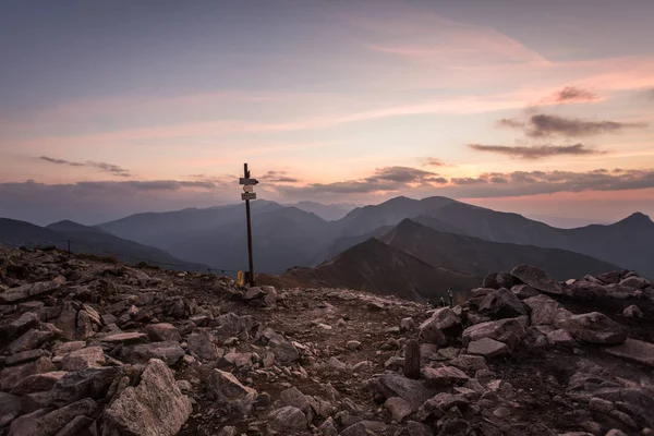 Dağın zirvesindeki ahşap işaretçinin dramatik gökyüzü manzarası