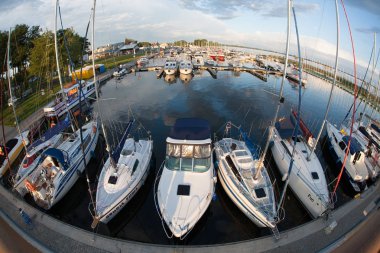 iskelede kenetlenmiş yatların panoramik görüntüsü 