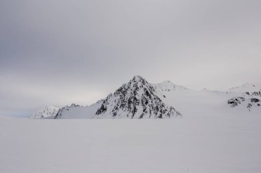 Soğuk ama güzel sonsuz karlı tepelerin fotoğrafı.