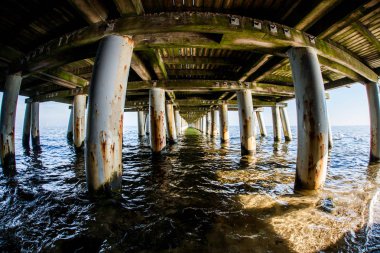Denizde eski ahşap iskelenin altındaki su manzarası