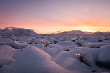 Gün batımlı karlı dağ manzarası