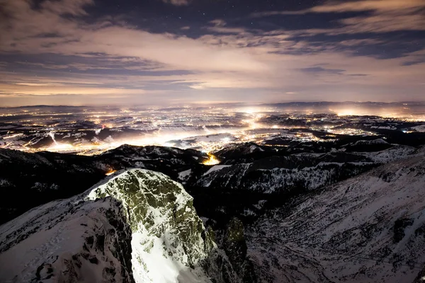 Kilátás Horizontra Napsütötte Hegyvonulattal — Stock Fotó