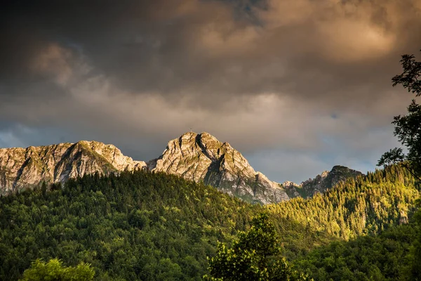 Muhteşem bulutlu dağ manzarasının fotoğrafı.