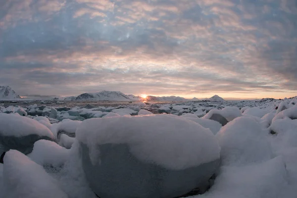 Foto Neve Congelada Costa Mar Com Gelo Pedras — Fotografia de Stock