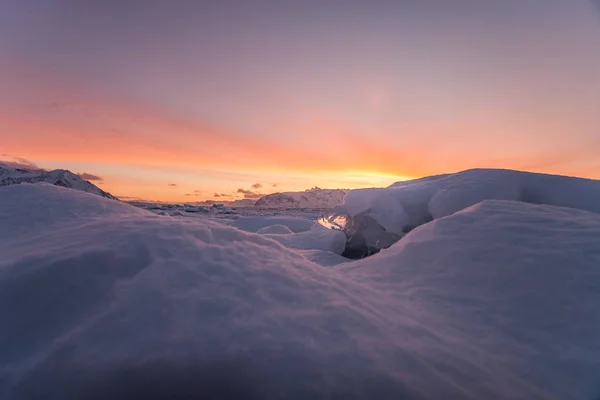 Фото Сніжного Гірського Пейзажу Заходом Сонця — стокове фото