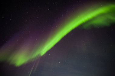 Gece gökyüzünün üstündeki kuzey ışıkları