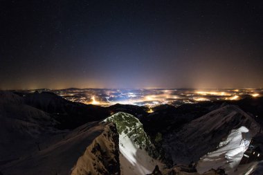 Bir dağdan şehrin gece görüntüsü
