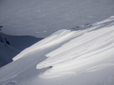 Karla kaplı tepeler 